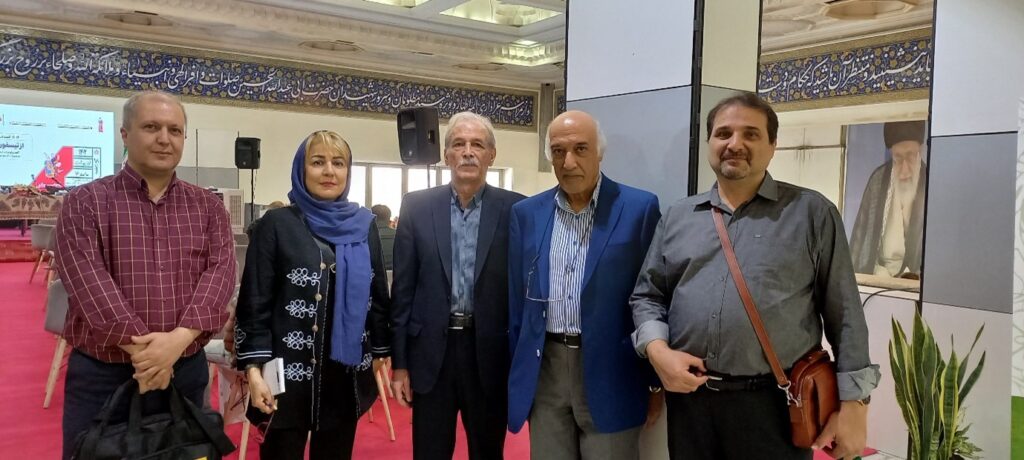 اعطای لوح عضویت افتخاری انجمن صنفی ویراستاران به استاد موسی اسوار 